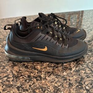 Nike air max Axis Black and Gold Sneakers EUC 7